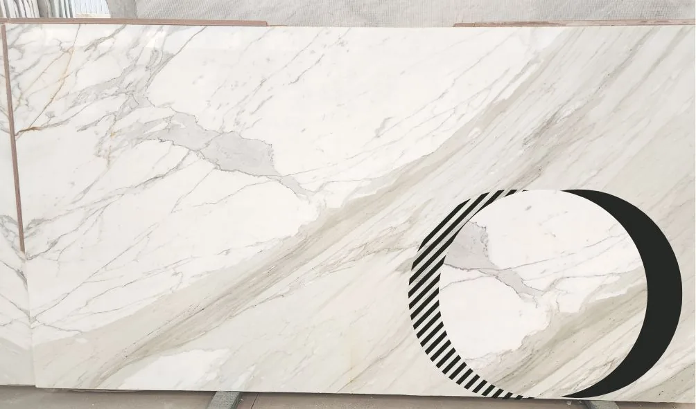 Chapa de Mármore Calacatta Italiano, mármore branco de fundo limpo com veios largos e marcantes