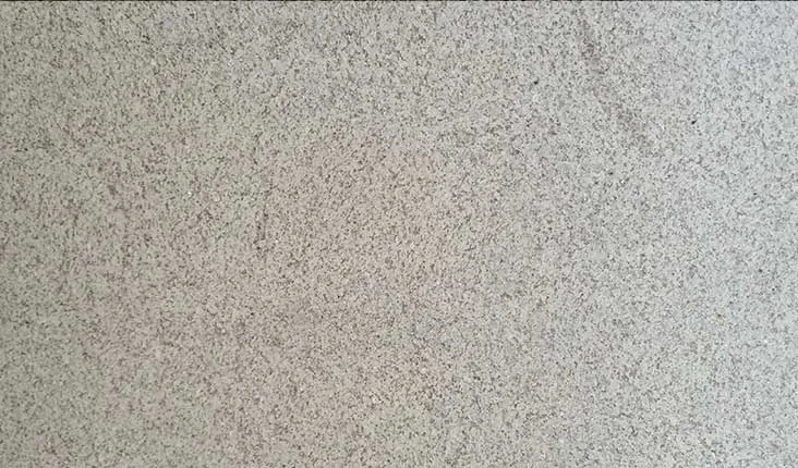 Chapa de Granito Branco Itaúnas, granito de fundo claro com grãos cinza e pretos bem distribuídos