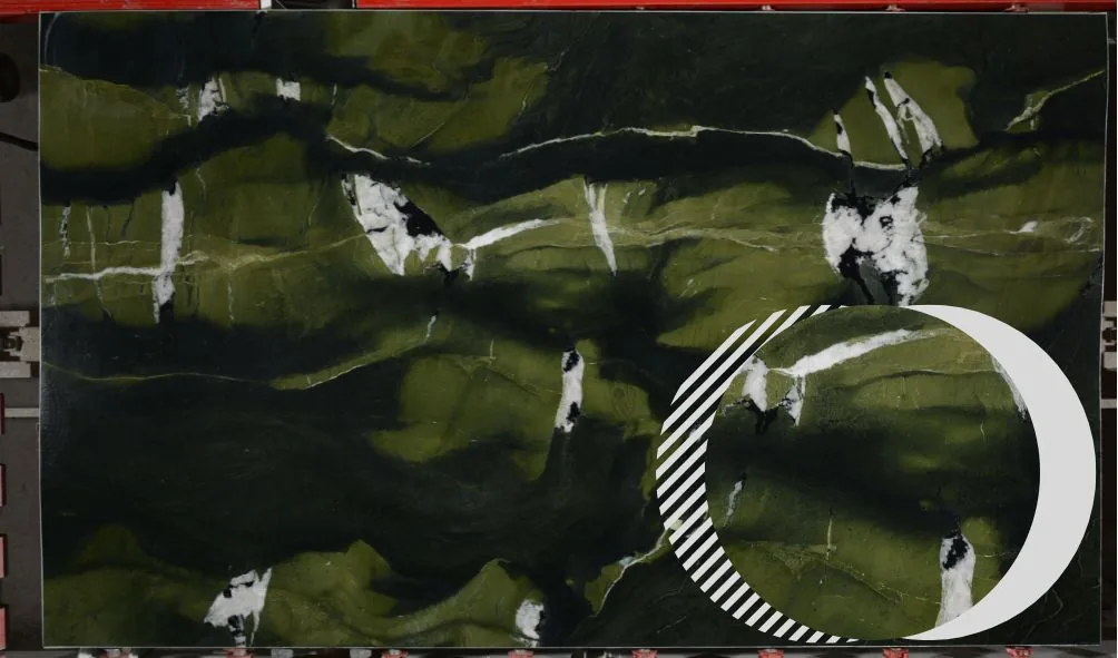 Chapa de Quartzito Avocatus, quartzito de tons esverdeados com veios brancos, exótico e marcante
