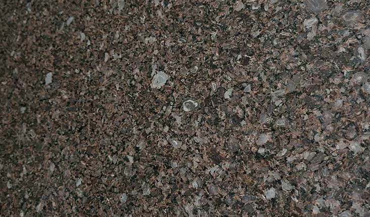 Chapa de Granito Café Imperial, granito de tons amarronzados com movimento suave, quente e acolhedor