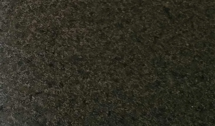 Chapa de Granito Preto São Gabriel, granito preto de fundo uniforme e granulação fina, um clássico para bancadas de uso intenso